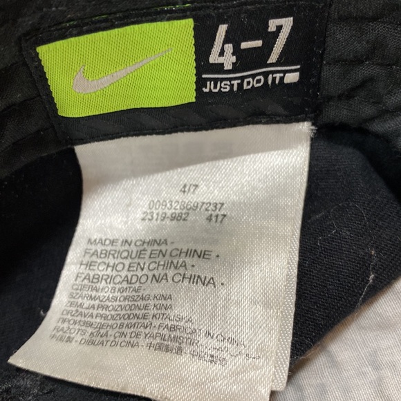 Nike black children’s velcro back ball cap - Picture 7 of 7